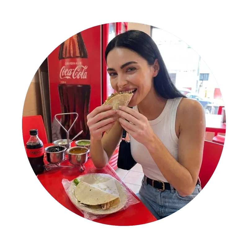 Cliente disfrutando un taco en Tacos Juanito